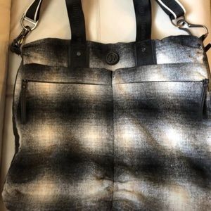 Lululemon
Gym Black / White Wool Messenger Bag